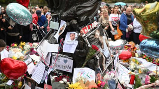 Image for Fans Mourn Liam Payne at London Memorial