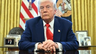 Image for Trump Says &#8216;I Don&#8217;t Know&#8217; When Asked if He Has to &#8216;Uphold the Constitution&#8217;