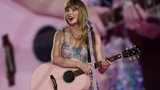 Image for Watch Taylor Swift&#8217;s Surprise Acoustic Performance of &#8216;Shake It Off&#8217; at NFL Party