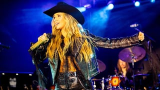 Image for Lainey Wilson Delivers an Ode to Her Go-Tos &#8216;Phone, Keys, Wallet&#8217; With John Mayer on Guitar