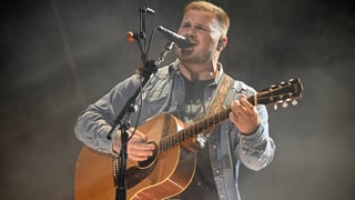 Image for Zach Bryan Wears &#8216;Free Palestine&#8217; Shirt at Gillette After Owner Robert Kraft Banned Macklemore