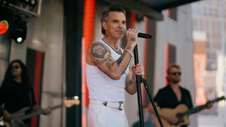 Image for Robbie Williams Calls Out &#8220;Twits&#8221; At Free Show To Promo His New Movie