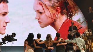 Image for Julia Stiles Reunites With ’10 Things I Hate About You’ Cast, Cries During Heath Ledger Tribute on ‘Dancing With the Stars’